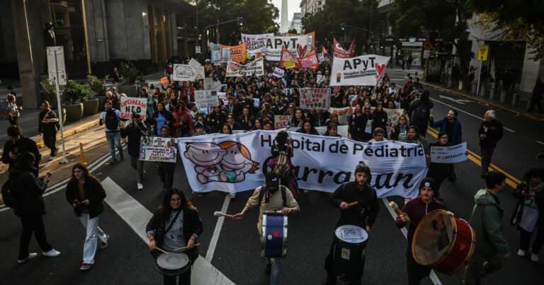 Tensión y choque en la marcha que reunió a los militantes de Cristina con los reclamos de los jubilados y la defensa del Garrahan