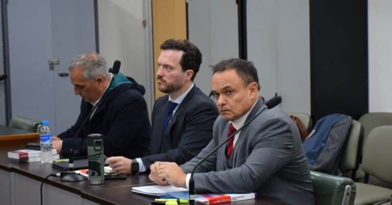 Investigaba una causa por narcotráfico, intervino el teléfono de su esposa por celos y ahora lo juzgan a él