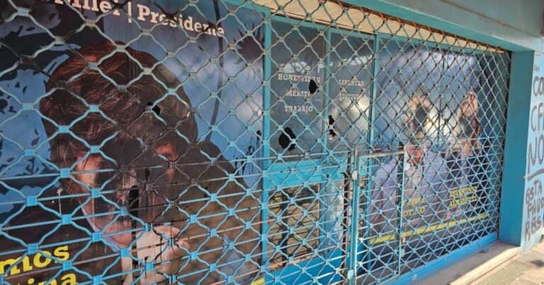 Vandalizaron y destrozaron locales libertarios en Tigre y Quilmes: taparon con pintura las fotos de Milei