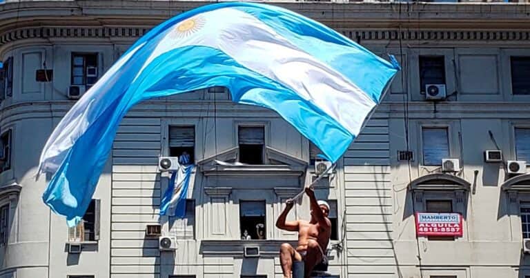 Argentina se juega una calificación clave: cuál es la «nota» que puede cambiar el precio de las empresas locales en el mercado