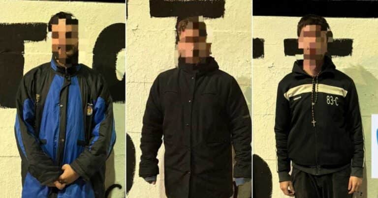 Pintadas contra Clarín: los agarraron haciendo grafittis, fueron detenidos y tuvieron que borrarlos para no ir presos
