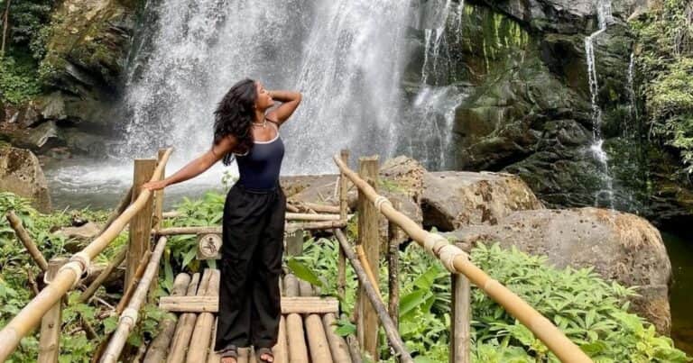 Una joven brasileña cayó en un volcán en Indonesia: por qué señalan al guía y qué dijo este a la policía