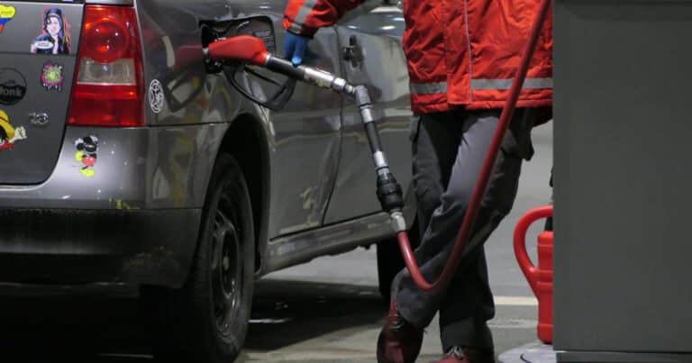 Mientras YPF evalúa si aumenta o no la nafta, otras tres ya las subieron 5% y se prevé otro ajuste en julio