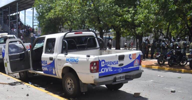 Motochorros interceptaron a policías de civil, los quisieron robar y se enfrentaron en un feroz tiroteo en Moreno: de milagro no hubo muertos