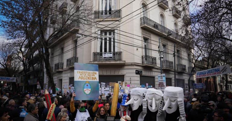 Sin ingresos, con OSDE 510 y Máximo Kirchner como garante de que Cristina cumpla las restricciones: qué dice el informe socioambiental de la justicia