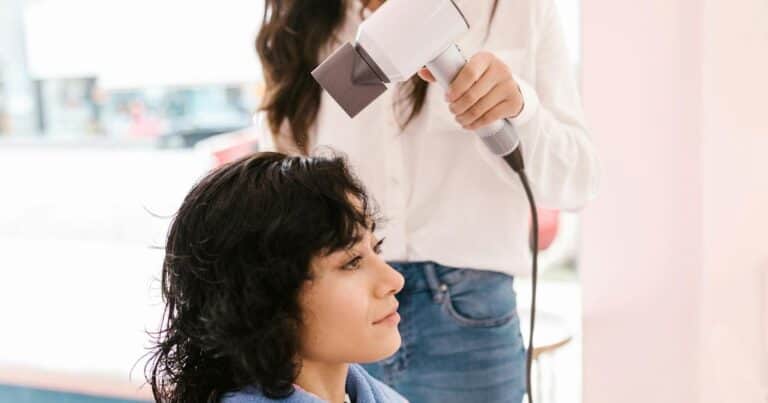 El gran error de cepillar el cabello cuando está mojado: “Daña la estructura interna”