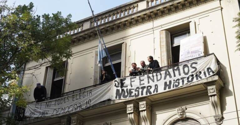 Grabois se atrincheró en el Instituto Juan Domingo Perón, cerrado por el Gobierno de Milei: «Vengan a hacer el aguante»