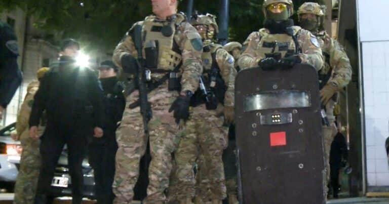En un operativo sorpresa, desalojaron a los militantes que acampaban frente al departamento de Cristina Kirchner
