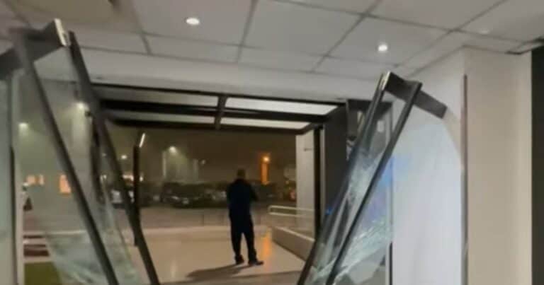Militantes de La Cámpora entraron al canal TN y destrozaron desde la recepción hasta la vitrina de premios
