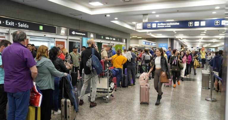 Otra medida de fuerza de un gremio aeronáutico complica a los vuelos en la previa del fin de semana largo