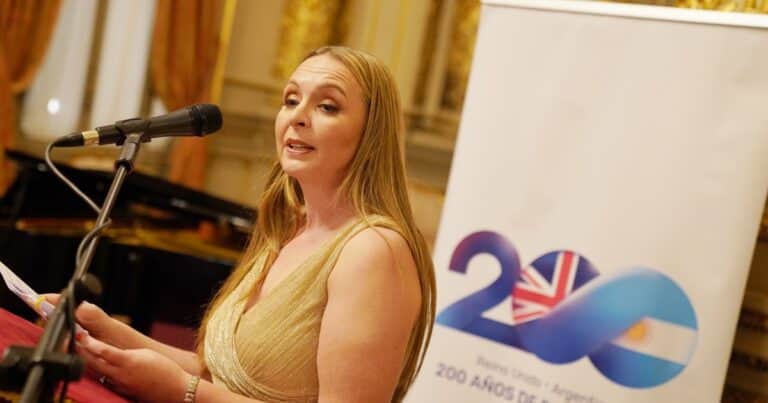 Ministros, funcionarios y empresario despidieron a la embajadora británica en un acto en el Teatro Colón