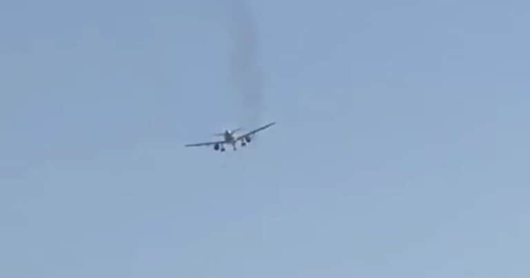 Un avión de American Airlines tuvo una falla en el motor y empezó a largar humo en el aire