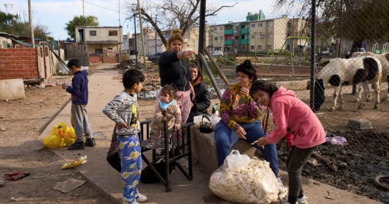 Baja de la pobreza: el freno en alimentos consolida la mejora del índice