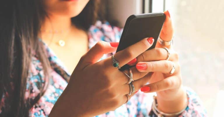 Desde comprar dólares hasta invertir: todas las opciones que hay para que los sub18 manejen su dinero en forma digital