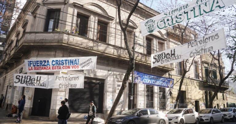 El juez Gorini le permite a Cristina salir al balcón con «el criterio, la prudencia y el sentido común suficientes» para no molestar a los vecinos