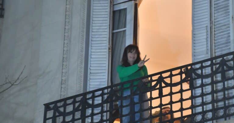 Con pantalones anchos y por primera vez autorizada, Cristina Kirchner salió al balcón con tobillera electrónica