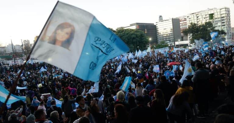 Sin hablar de su condena y desde la prisión domiciliaria, Cristina Kirchner criticó el plan económico de Milei y llamó «nefasta» a Bullrich