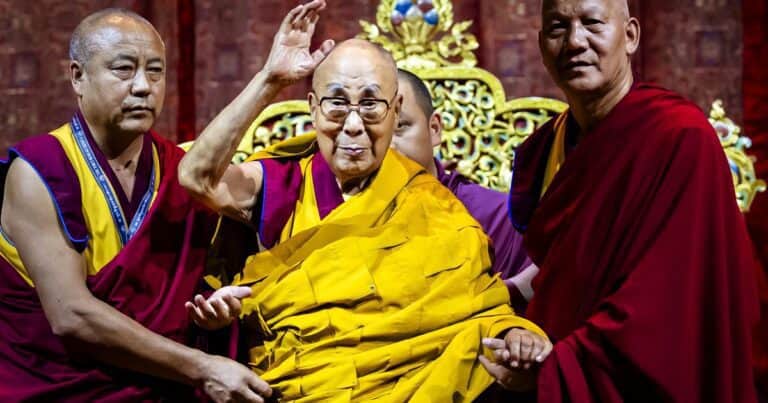 El cónclave para elegir al sucesor del Dalai Lama: el líder espiritual anunció su reencarnación y comienzan las pistas místicas
