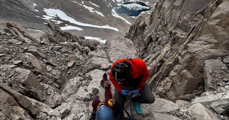 Una joven se cayó en una montaña, se fracturó y quedó varada a 4000 metros de altura: el increíble rescate tras 28 horas sin agua ni comida