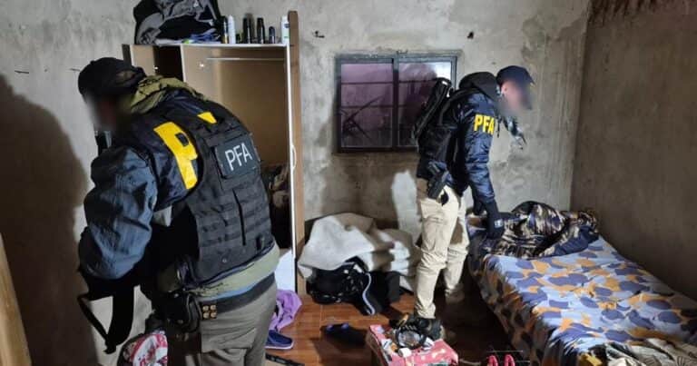 La Plata: alertados por el FBI, la Policía Federal allanó dos domicilios en busca de un joven que se habría contactado con ISIS