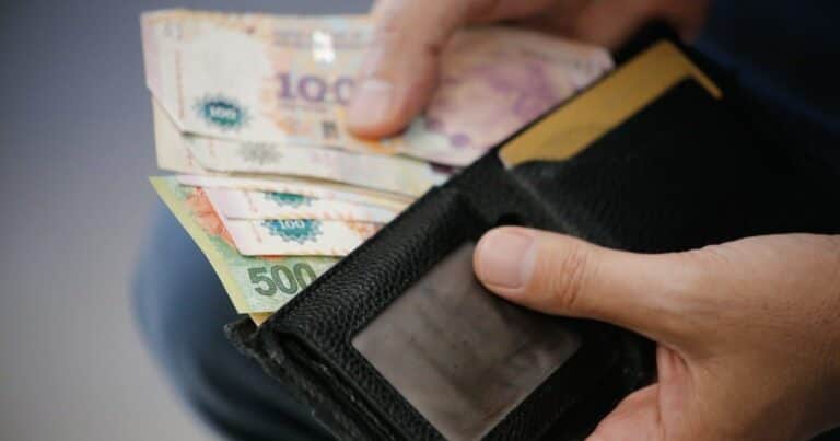 Argentina lidera un ranking salarial: cuál es el sueldo pretendido en dólares que ya supera a países de la región
