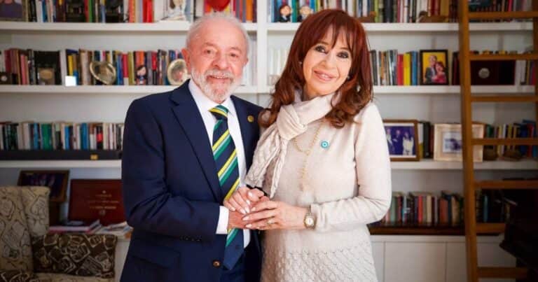 La fugaz visita de Lula a Cristina en su prisión domiciliaria: poca militancia y sin saludo desde el balcón