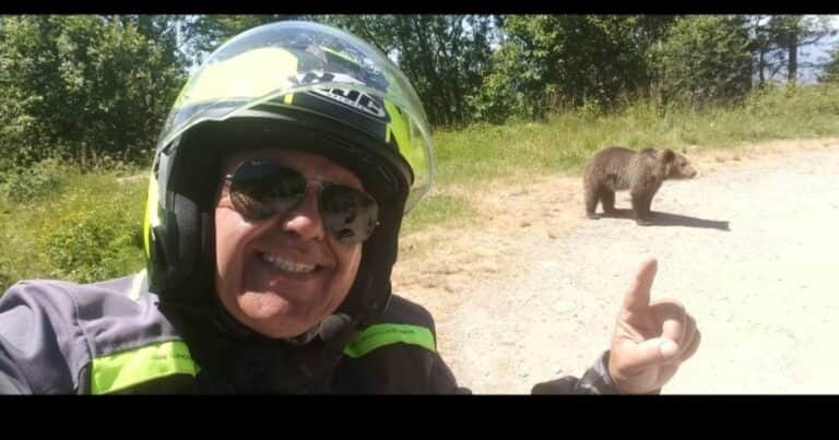 La última selfie que se tomó un turista antes de morir: lo atacó un oso pardo