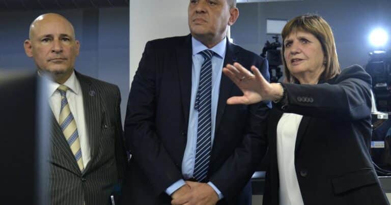 Patricia Bullrich denunció al Gobierno de Axel Kicillof por persecución ideológica y espionaje ilegal tras el despido de 24 policías