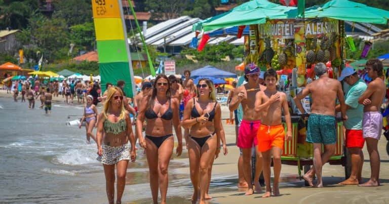 Vacaciones en Brasil: se duplicaron los viajes de argentinos, pero dos cambios amenazan con frenar el boom