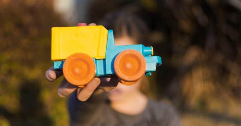 Qué revela la psicología sobre los adultos que aún tienen sus juguetes de la infancia