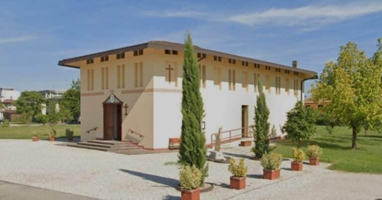 El párroco puso a la venta la iglesia porque van pocos fieles a misa