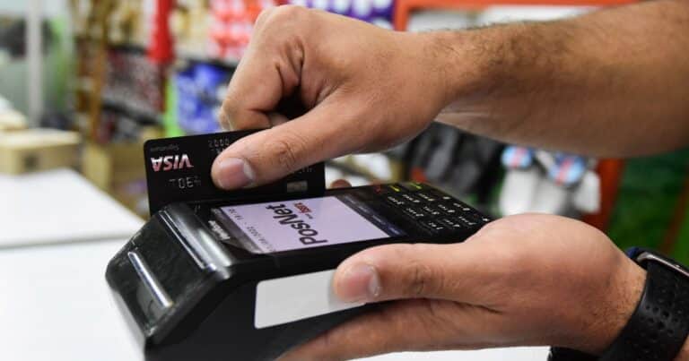 «No puedo pagar la tarjeta»: crece el peso de los consumos contra el salario y la gente ya ni abona el mínimo