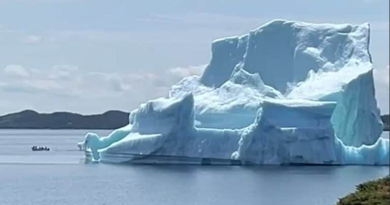 Filmaron un gigantesco iceberg que se desintegra y se hunde en el agua