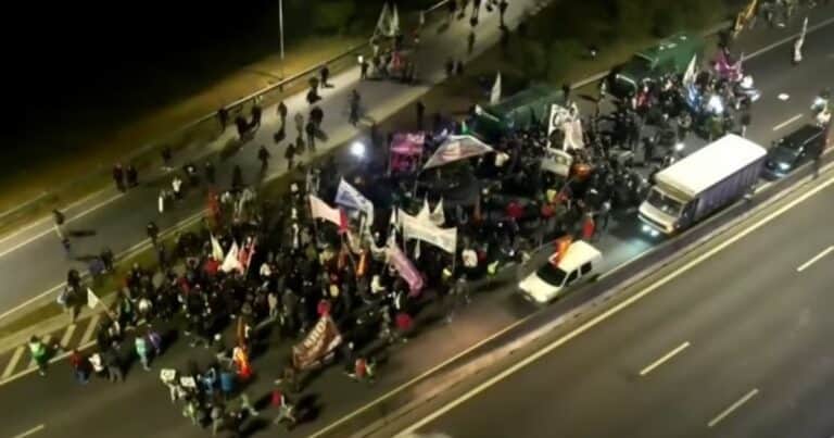 Tensión en Panamericana: corte y protesta de ex trabajadores de la fábrica de golosinas Georgalos