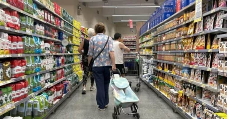 Las ventas minoristas de las pymes volvieron a caer en junio: calzado e indumentaria, lo más afectado