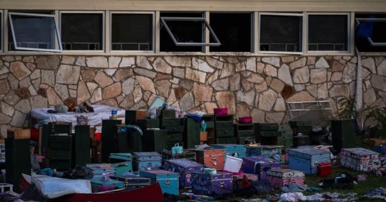 La difícil decisión de dos cuidadoras del campamento infantil en la inundación de Texas: escribieron los nombres de las niñas en su piel