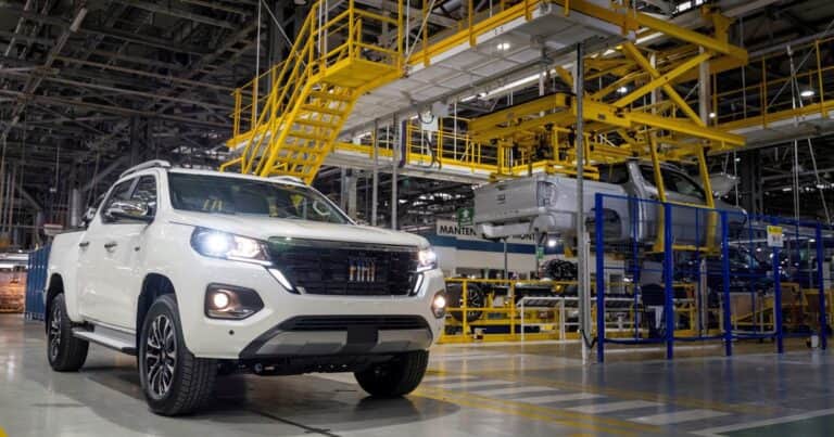 Impulsada por las fuertes ventas en las concesionarias, la producción automotriz subió 33,8%