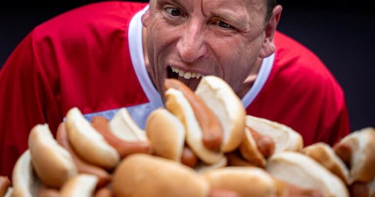 Joey Chestnut lo hizo de nuevo: cómo le fue al hombre récord en la competencia de hot dogs 2025