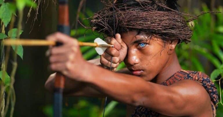 Los indios de la tribu que asombran al mundo por sus ojos azules y brillantes