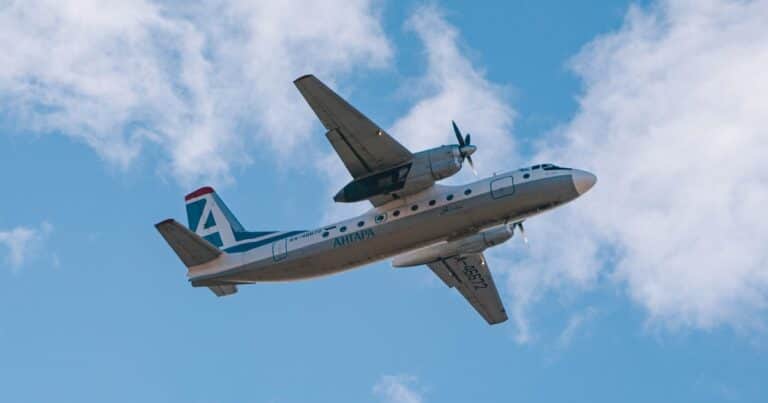 Desapareció un avión con 49 personas a bordo al este de Rusia y encontraron su fuselaje en llamas