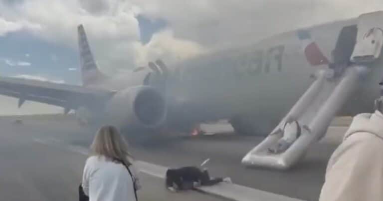Se incendió un avión de American Airlines en Denver: las imágenes de la evacuación en medio de la pista