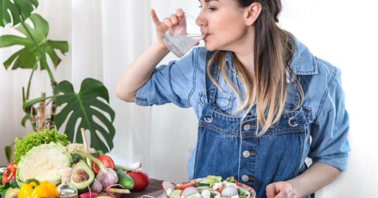 Marta León, nutricionista: “Es un error beber mucha agua durante la comida”