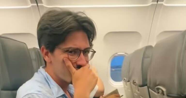 Sintió un olor penetrante en un avión y descubrió que provenía de abajo de su asiento