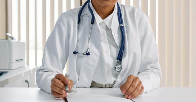 Inés Moreno, traumatóloga: “Los médicos escribimos las recetas muy mal y la letra ilegible no es casualidad”