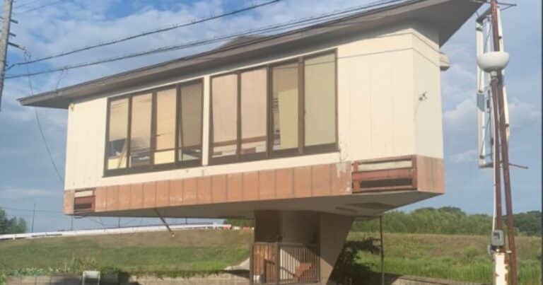 La fabulosa casa que está construida sobre una escalera
