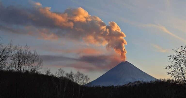 Cuál es el volcán que entró en erupción luego del terremoto en Kamchatka y dónde está