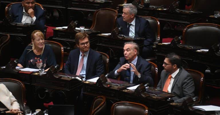 Pichetto y senadores radicales presentan proyectos para blindar a YPF ante el fallo de la jueza Preska