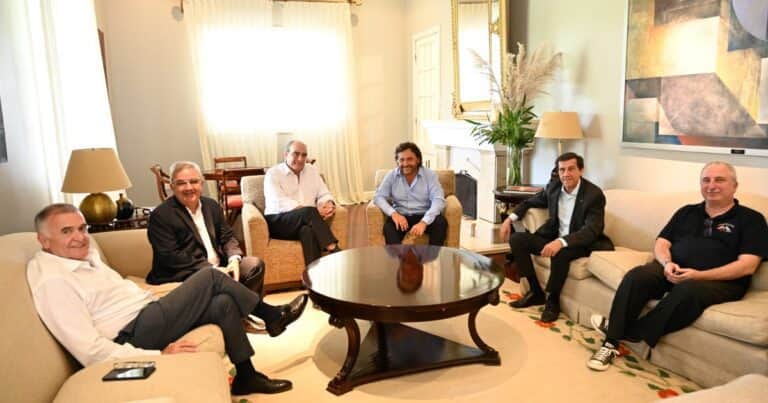 Tres gobernadores peronistas aliados a Milei negocian con el kirchnerismo para armar listas conjuntas en la elección de octubre