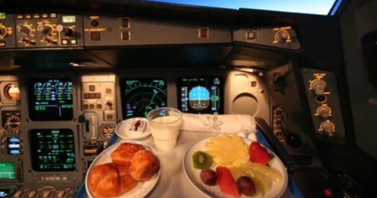El motivo por el cual el piloto y el copiloto no comen lo mismo durante el vuelo