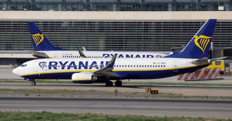 Aviso de incendio y caos en un avión a punto de despegar en España: la gente saltaba desde las alas